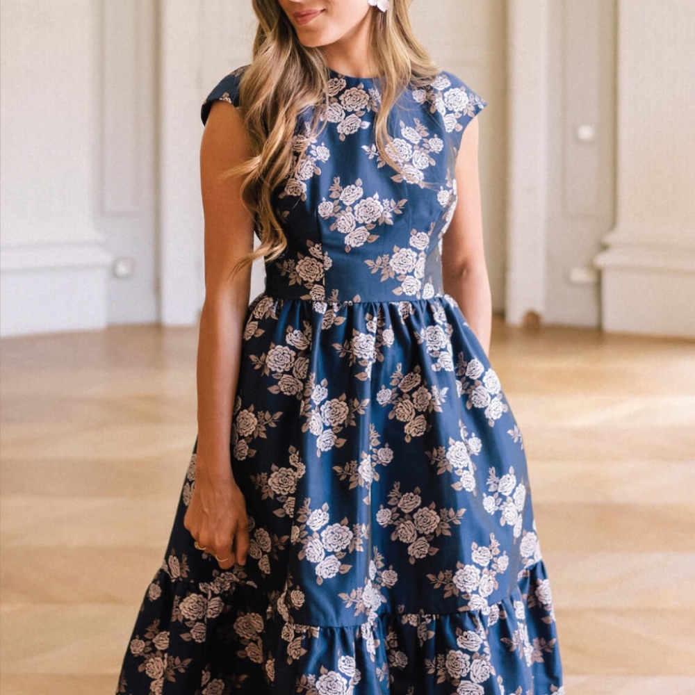 ❌SOLD ❌gal Meets Glam Jenny Navy Dress wgold roses - Picture 3 of 8